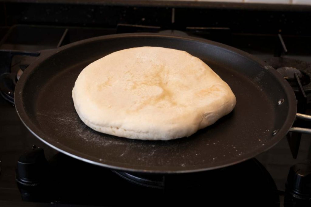 cuocere le focaccine in padella Bazlama 