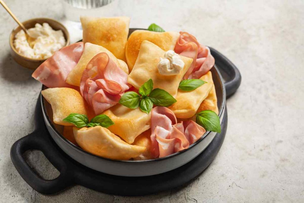 vassoio con gnocco fritto e salumi
