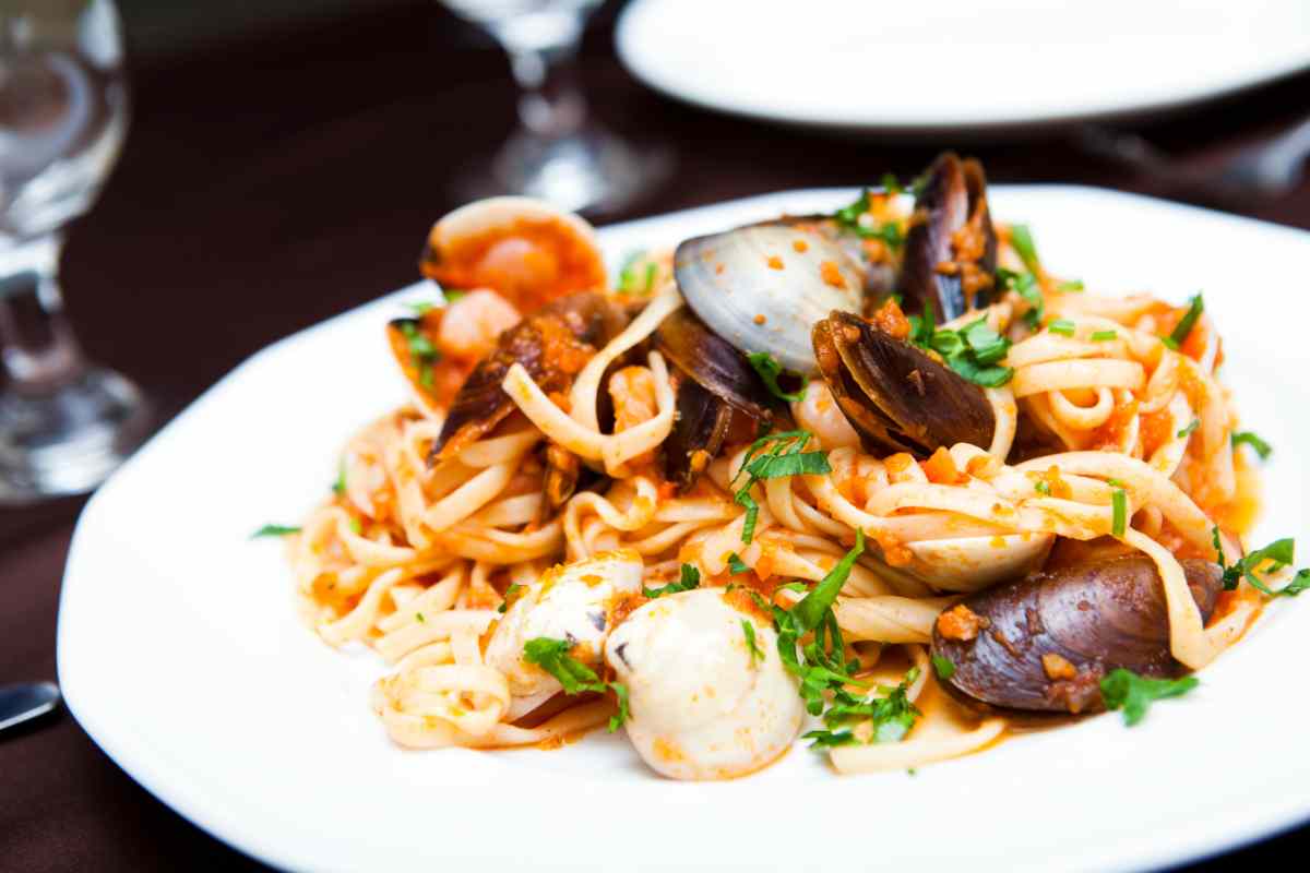 Linguine allo scoglio alla procidana e ischitana