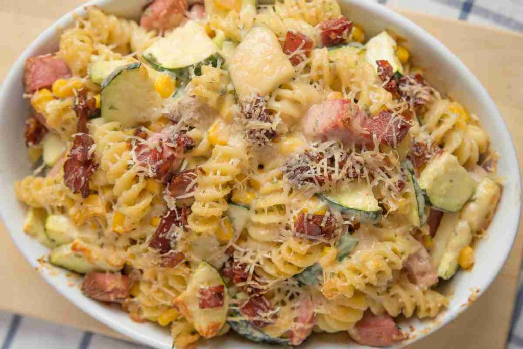 Pasta al forno in bianco con zucchine e prosciutto cotto 