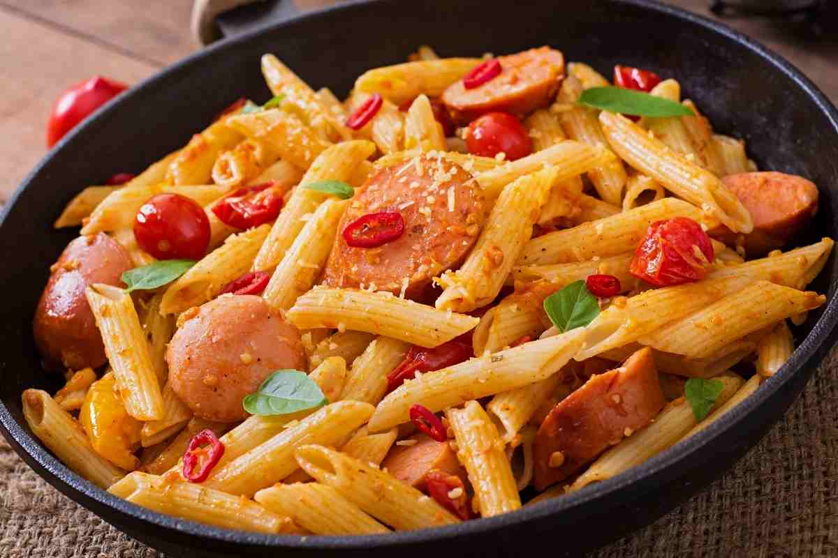 Pasta con i wurstel in una padella