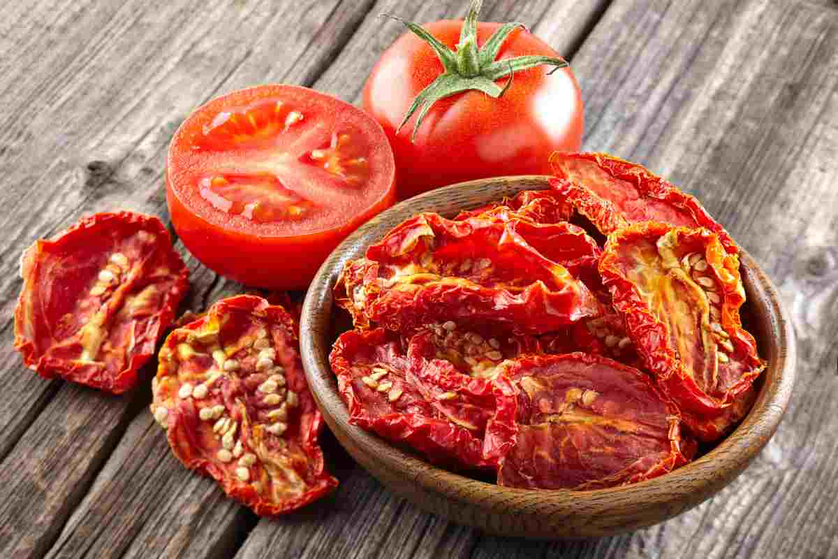 Trasforma i pomodori in una delle conserve estive più amate dai buongustai: è facilissimo