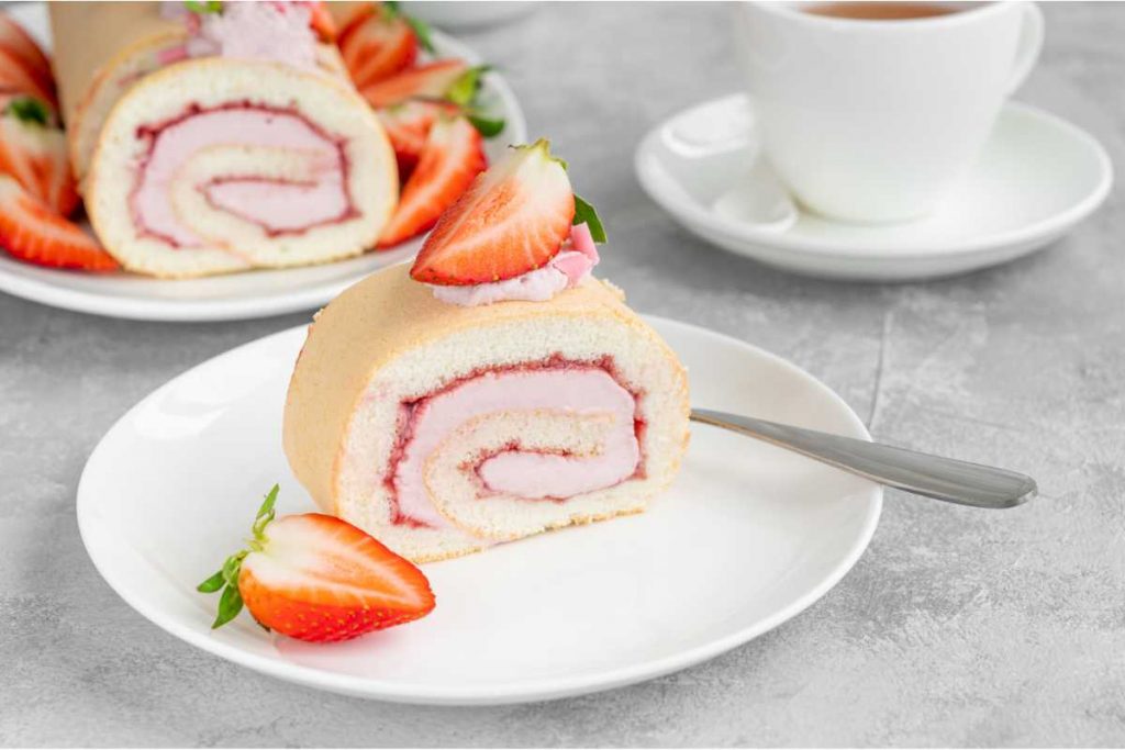 Rotolo di Pan di Spagna e fragole 