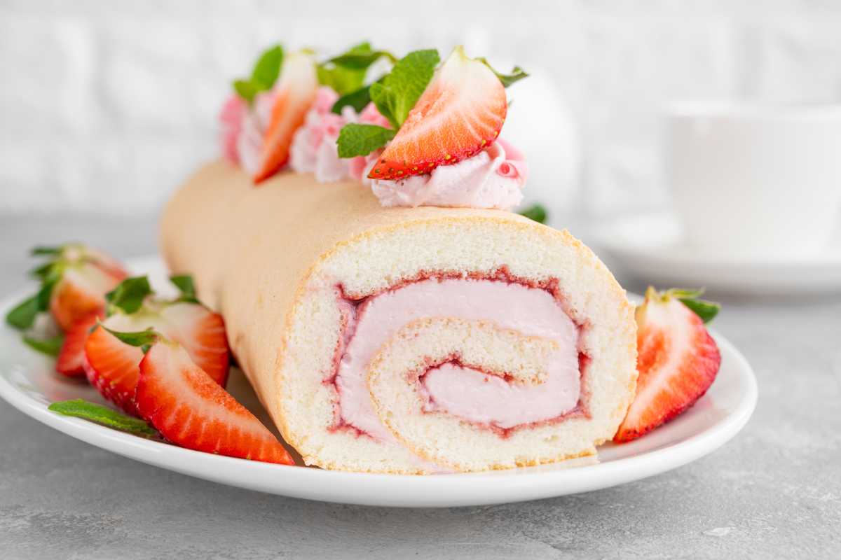 Rotolo di pan di Spagna alle fragole