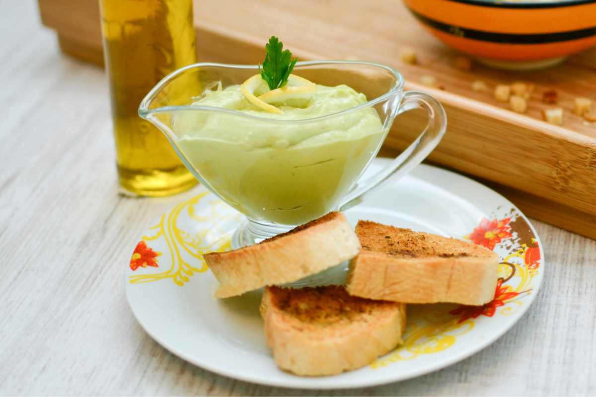 Salsa all’avocado e yogurt greco, perfetta per bruschette e crostini: farai un figurone con il tuo apericena