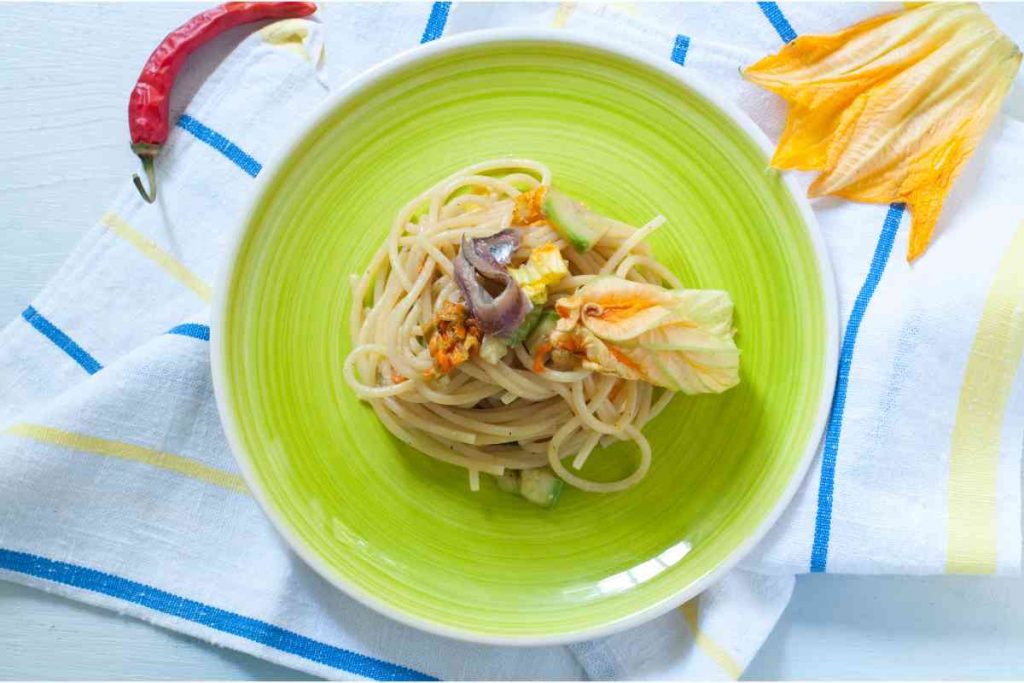 Spaghetti con fiori di zucca