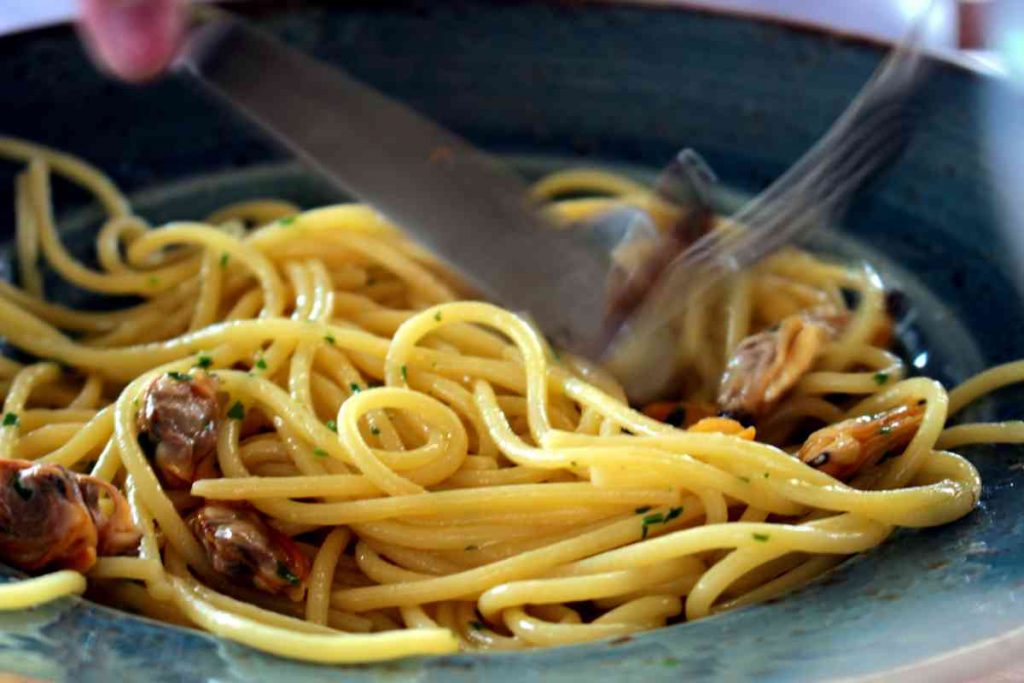 Spaghetti con vongole e zafferano ricetta facile