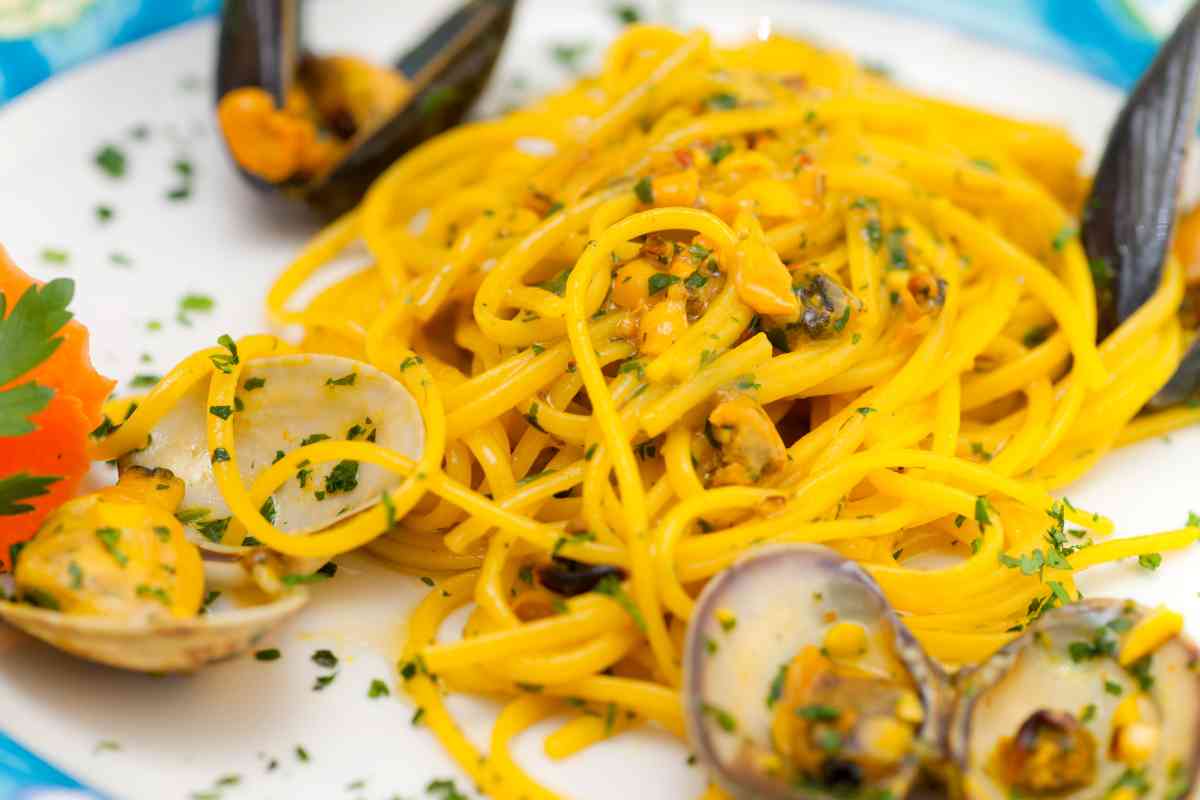 Spaghetti vongole e zafferano ricetta