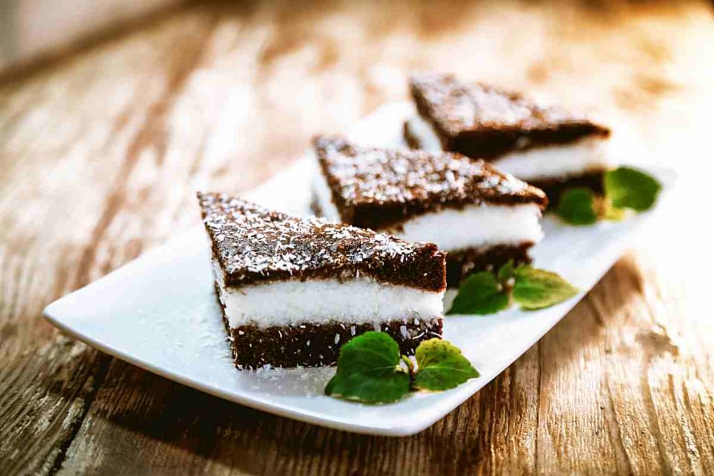 Torta al cioccolato farcita di crema al cocco ricetta