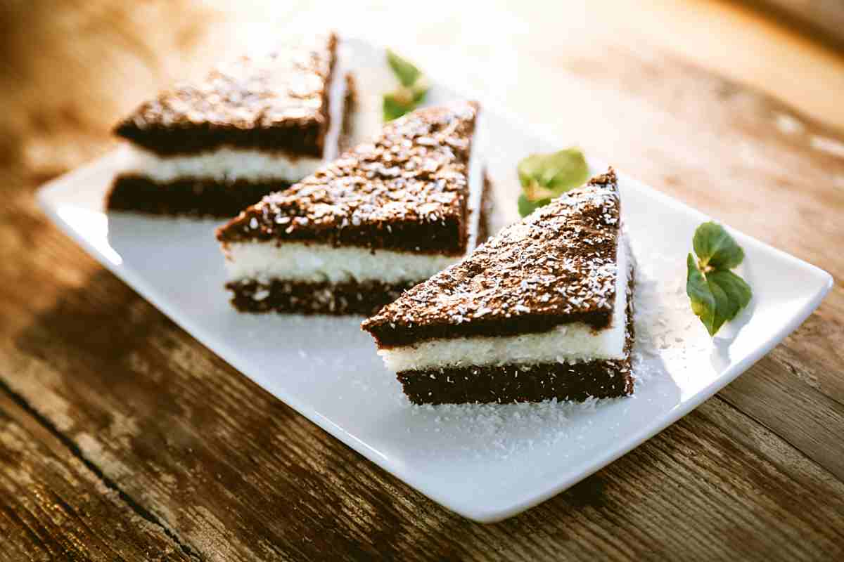 Torta al cioccolato ripiena di cocco con doppia cottura e farcitura anteforno