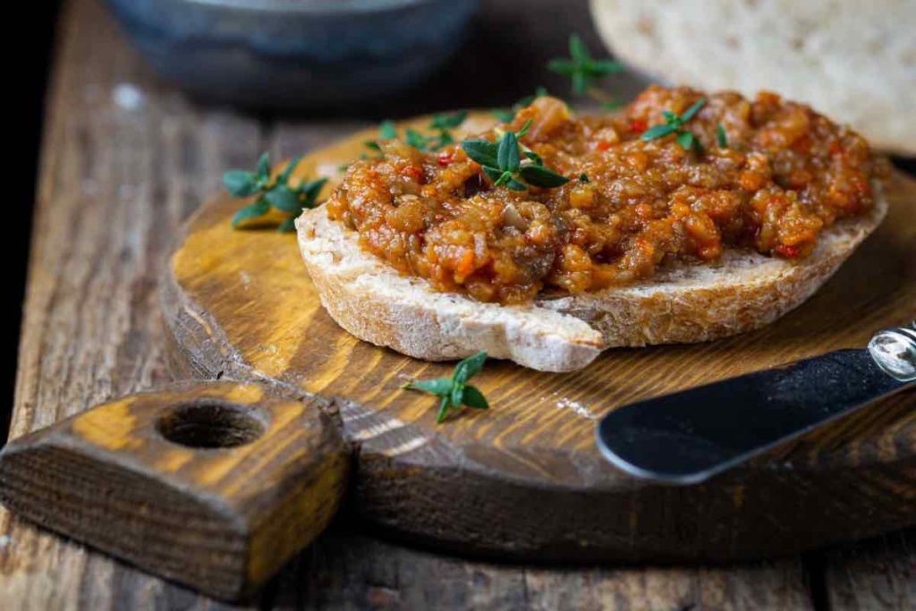 crostini di pane con melanzane per antipasti vegetariani facili