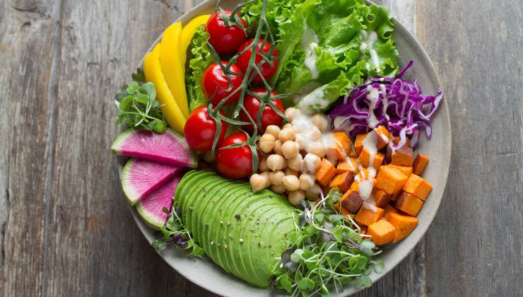 Gli esperti svelano che in una dieta mangiare poco non serve