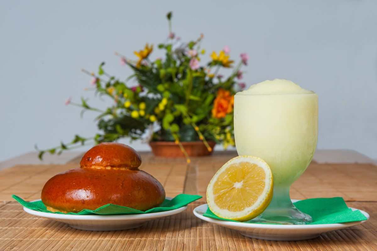 La vera ricetta della granita al limone siciliana: sembra quasi una crema, soffice e fresca