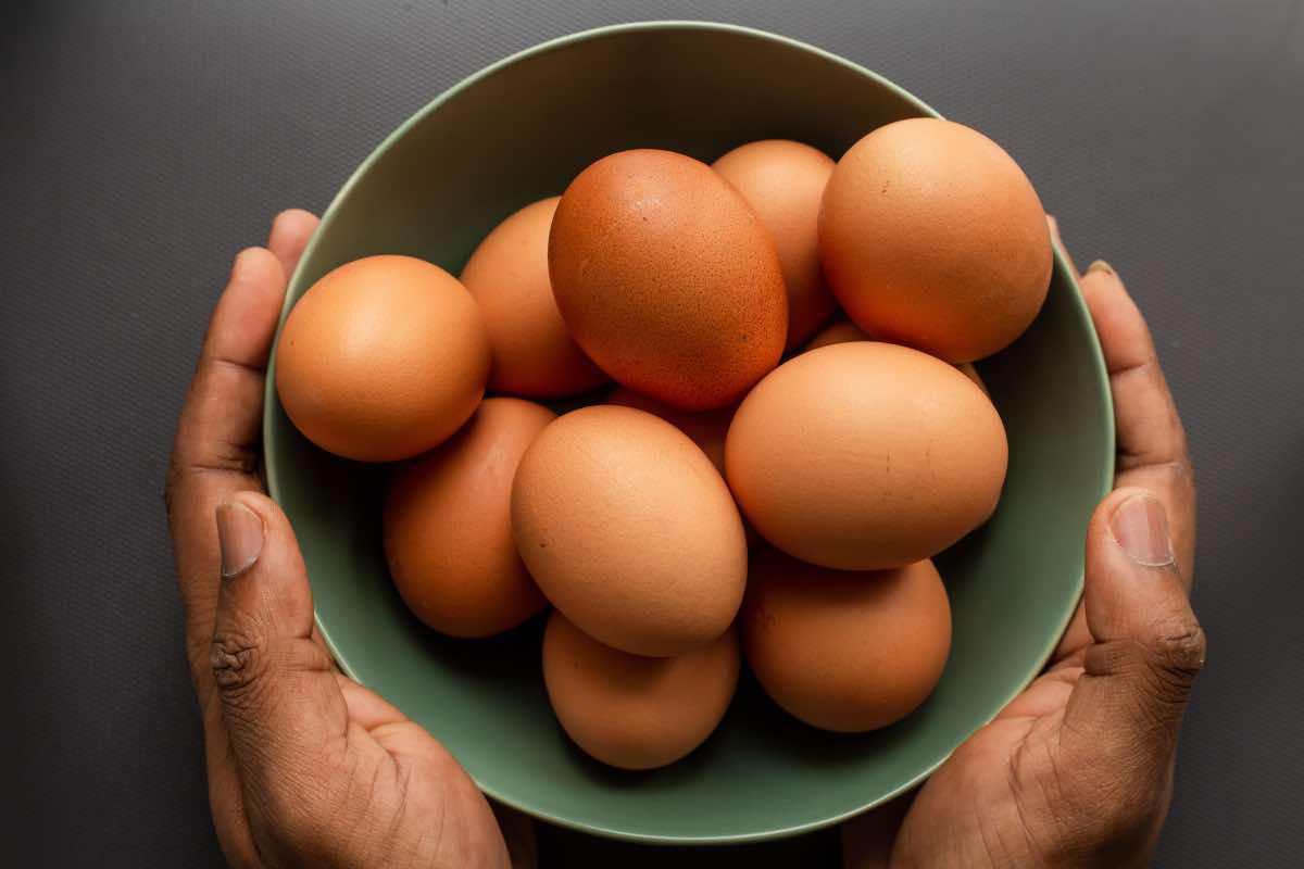 I rischi nel lavare le uova prima di cucinarle