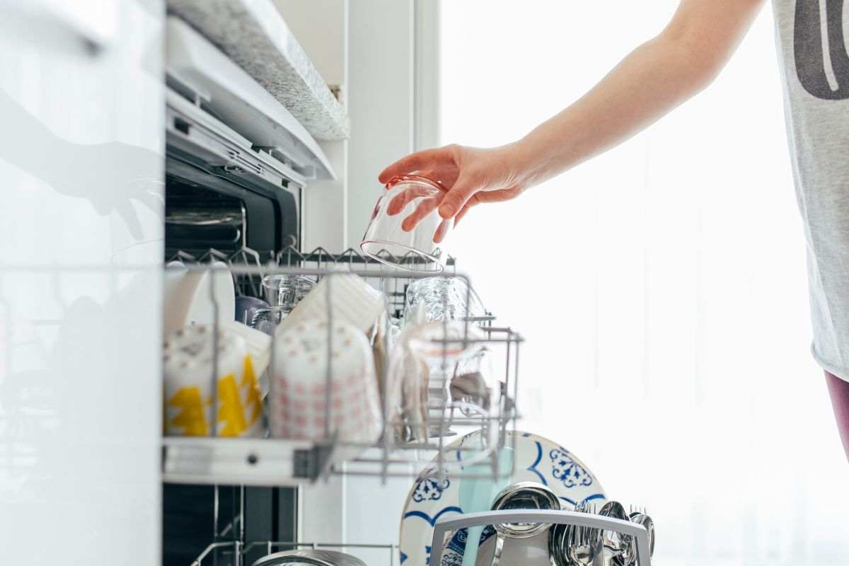 Caricare correttamente la lavastoviglie ti farà risparmiare