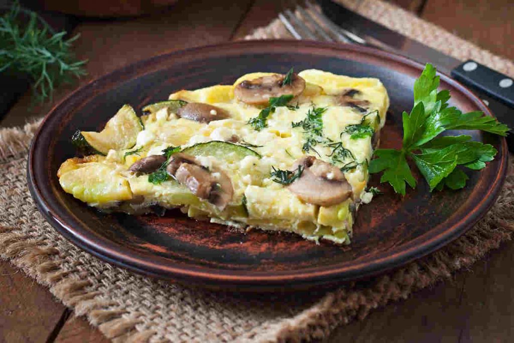 omelette con funghi zucchine formaggio