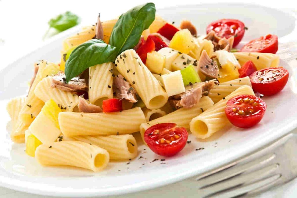 piatto di pasta di rigatoni al tonno