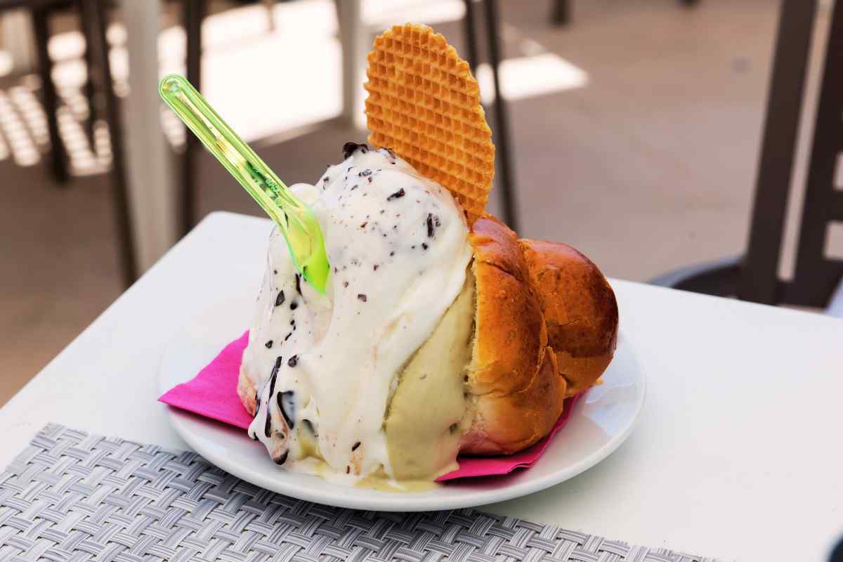 Brioscia cu gelatu dolce tipico siciliano