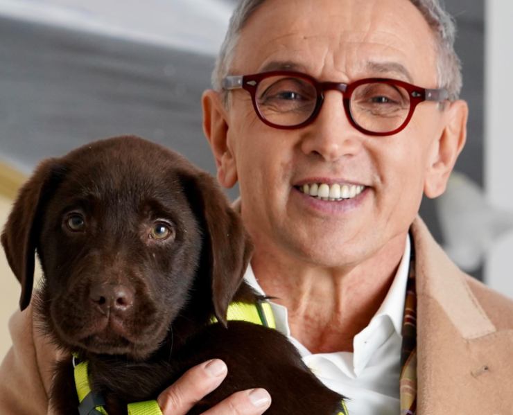 Bruno Barbieri sorridente con cane