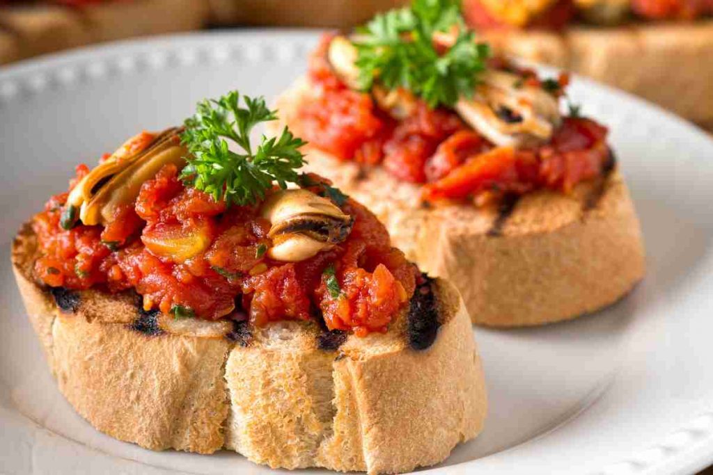 Bruschetta con le cozze in un piatto 