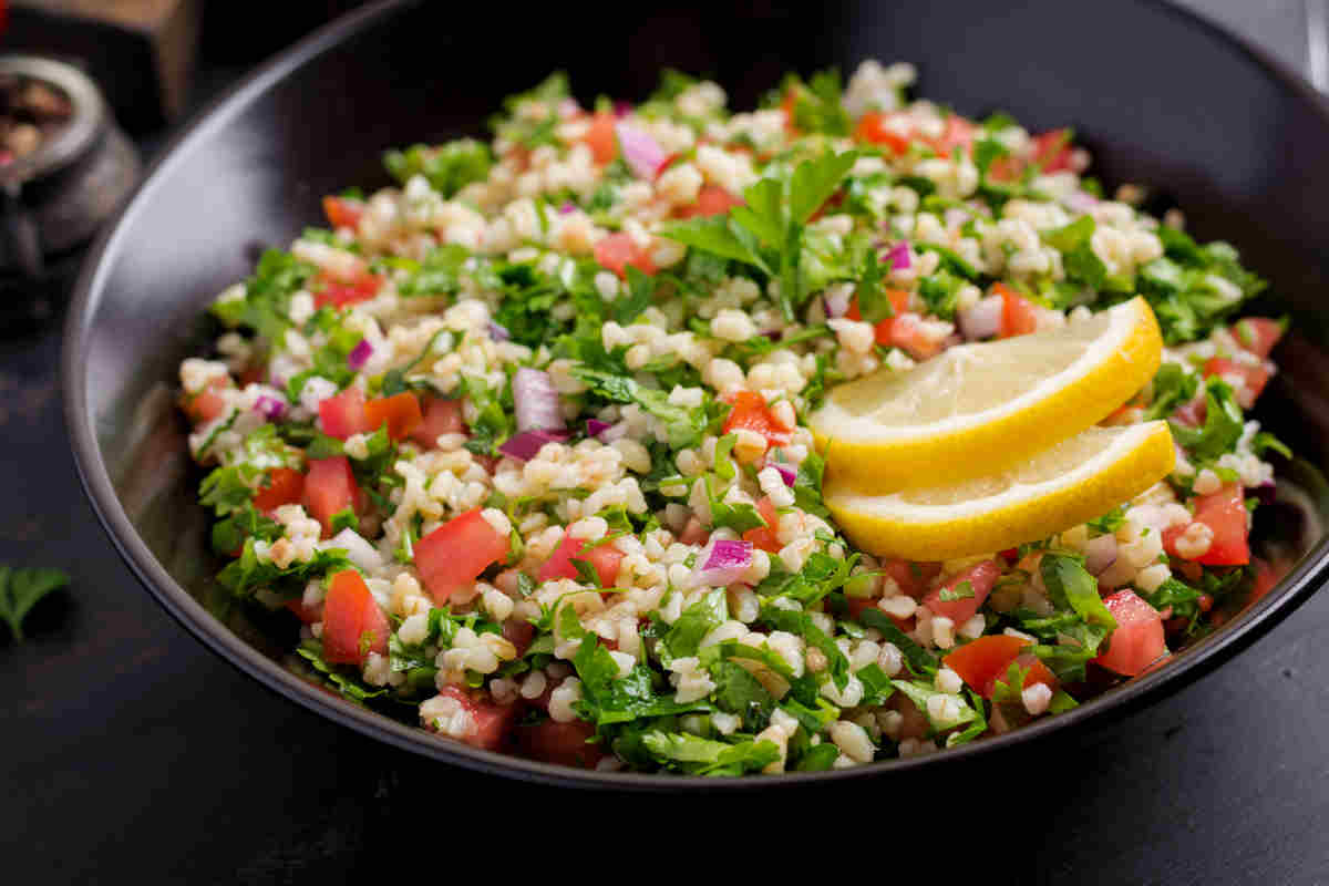 Bulgur Mediterraneo, la ricetta sfiziosa dell’insalata estiva fredda che va oltre il cous cous o l’insalata di farro