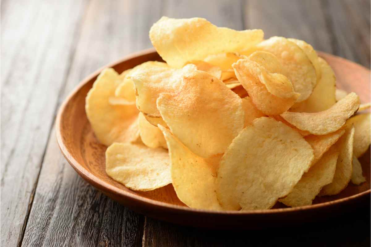 Chips di patate croccanti e dorate come quelle in busta: le facciamo in soli 4 minuti