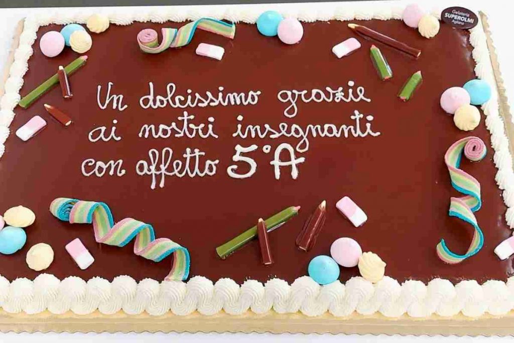 torta di fine anno scolastico con scritta Un dolcissimo grazie ai nostri insegnanti con affetto 5° A