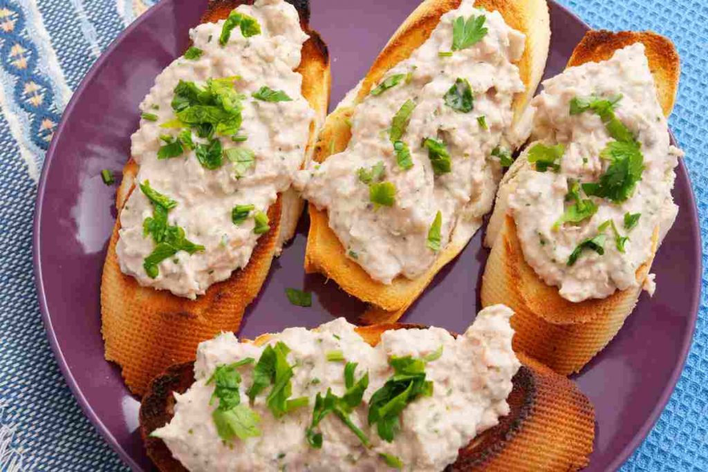 Crostini con crema al tonno ricetta per salse sfiziose