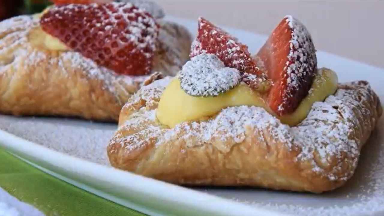 Dolcetti di sfoglia, fragole e crema velocissimi: perfetti per un’improvvisa voglia di dolce