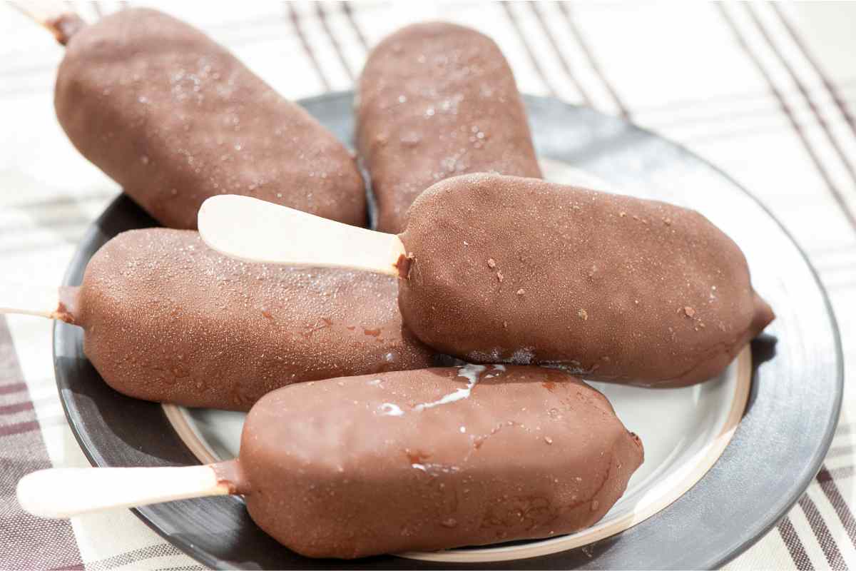 Gelato su stecco fatto in casa senza panna e latte, super light pochissime calorie: una vera bomba