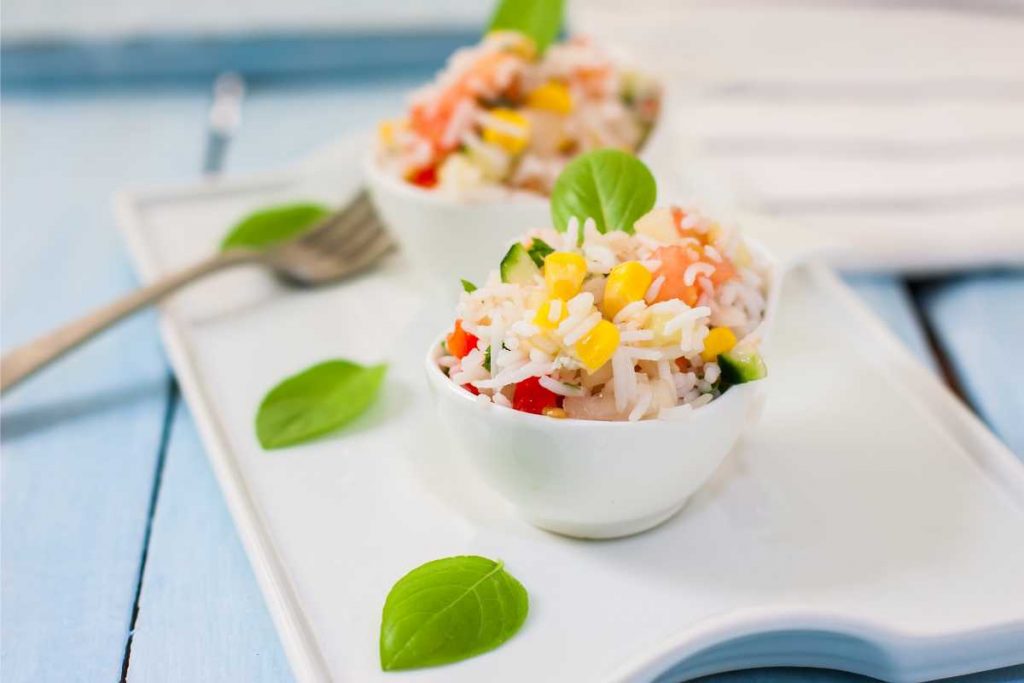 Insalata con riso basmati tonno e verdure ricetta