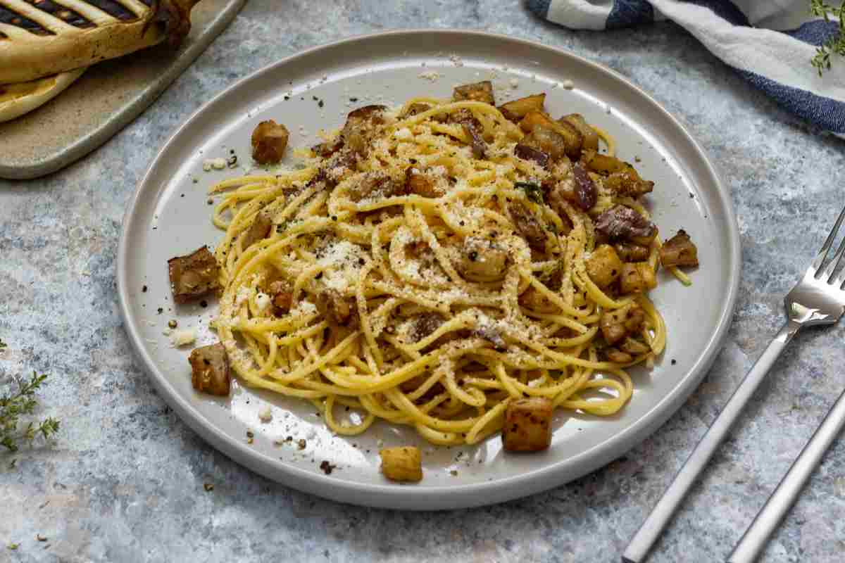 Pasta alla siciliana in bianco, la versione goduriosa che nessuno si aspetta di trovare in tavola