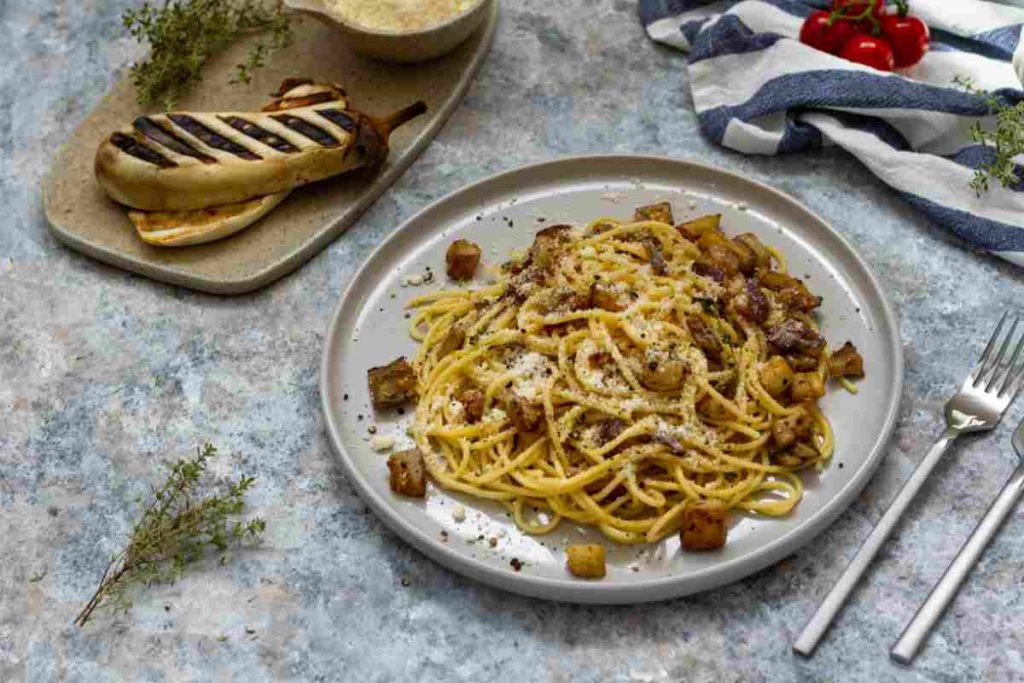 Pasta alla siciliana in bianco con melanzane 