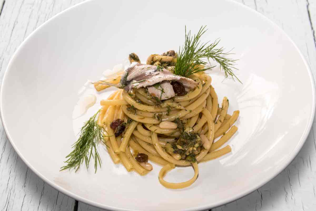 Pasta con le sarde, la vera ricetta siciliana è questa con il trucco per mascherare l’odore forte del pesce. Se la provi t’innamori