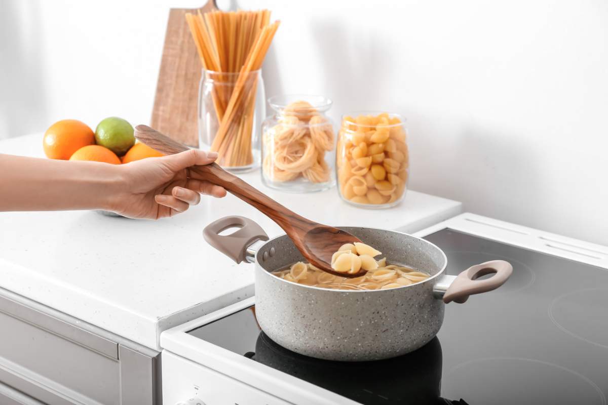 Pasta ‘anti-caldo’: basta soffrire davanti ai fornelli! Questa è buona, fresca e golosissima, da fare in 10 minuti