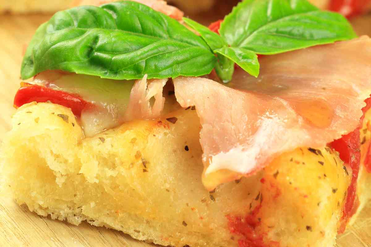 Un po’ pizza un po’ focaccia: facciamola in sole 2 ore! Cuoce subito e non soffri il caldo, una vera bontà