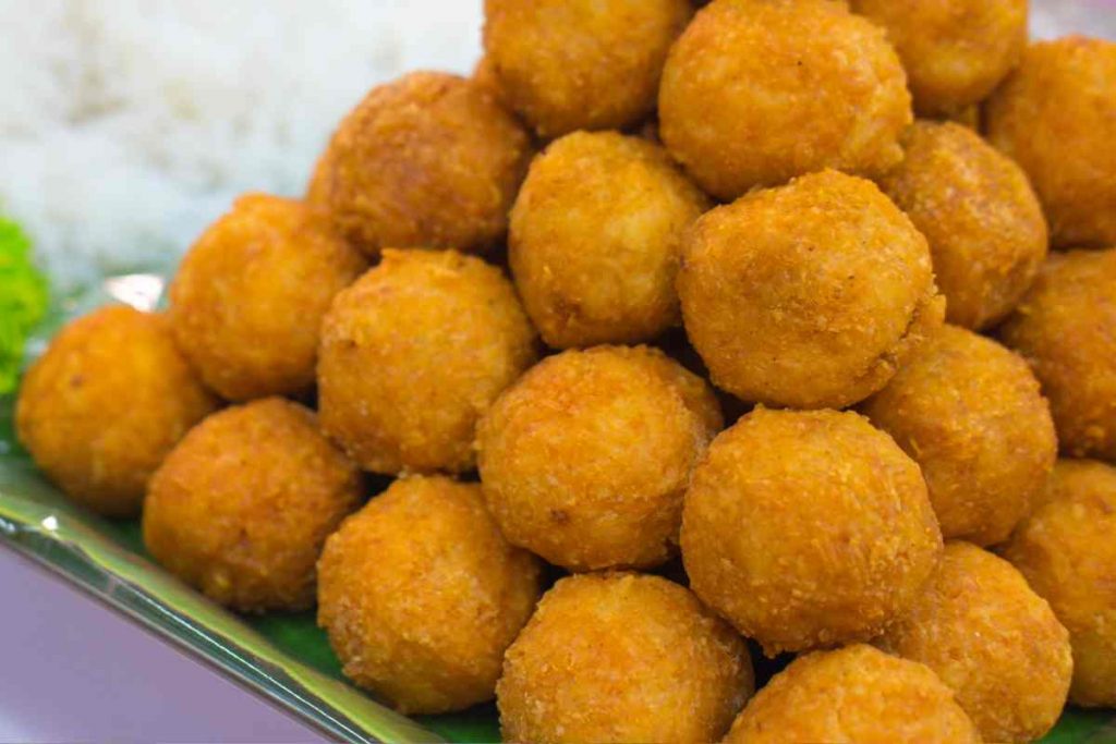 Polpette di orata a forma di piramide in un vassoio