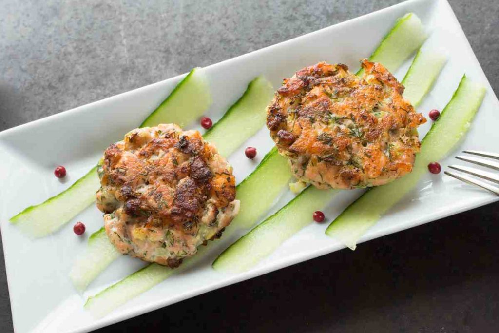 Polpette di pesce misto in un vassoio rettangolare