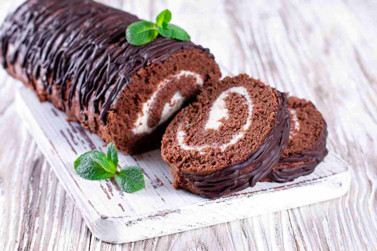 Rotolo senza cottura al tiramisù, goloso fine pasto che renderà felici grandi e piccoli