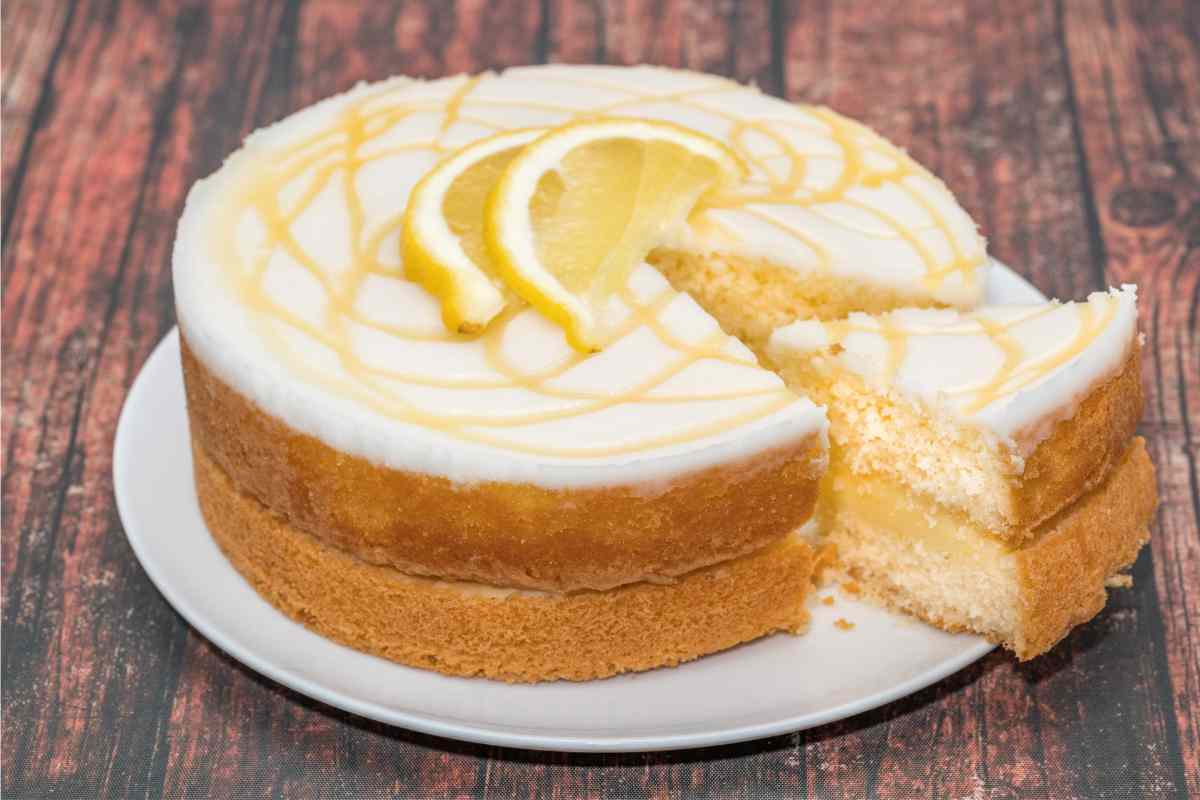 La torta al limone è proprio quello che ci vuole dopo cena: sapore fresco ed inimitabile