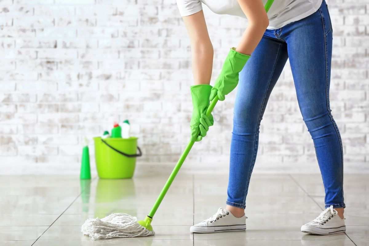 Lavi i pavimenti con il mocio? Fallo tornare come nuovo, pulito ed igienizzato: addio batteri