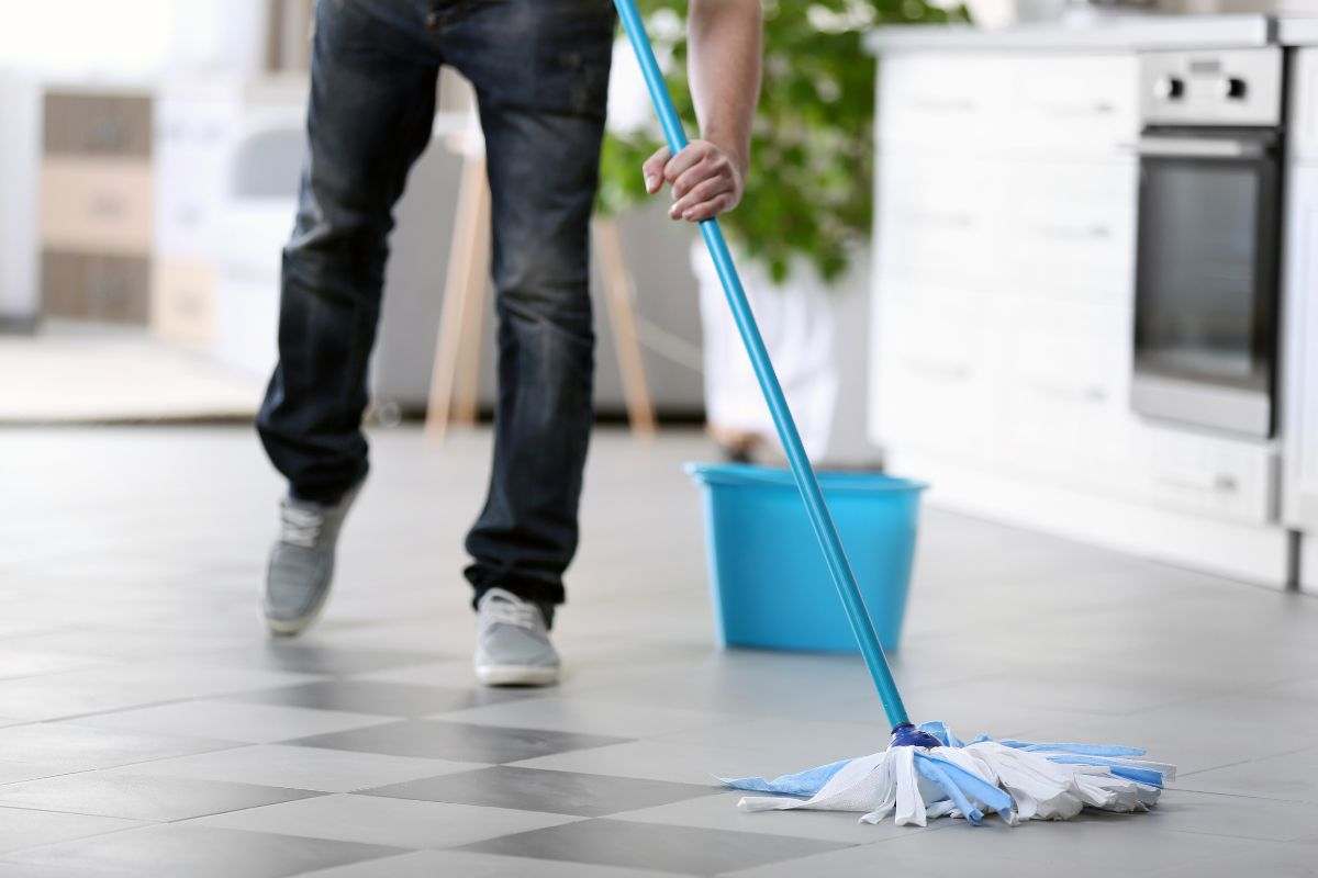 Quello che tutti stanno facendo è assurdo: usano il mocio non per lavare i pavimenti, ma per fare questo