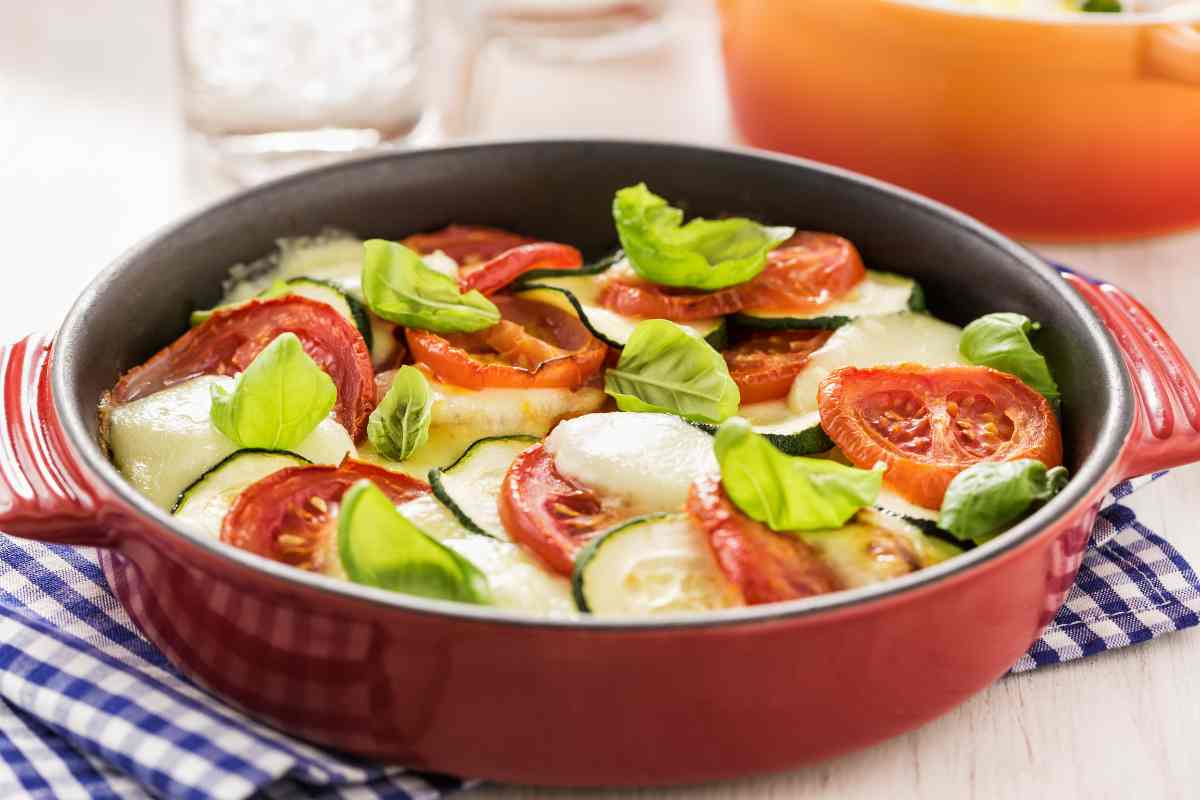 Piatto buono e leggero per l’estate? La millefoglie con pomodori e zucchine piacerà a tutti