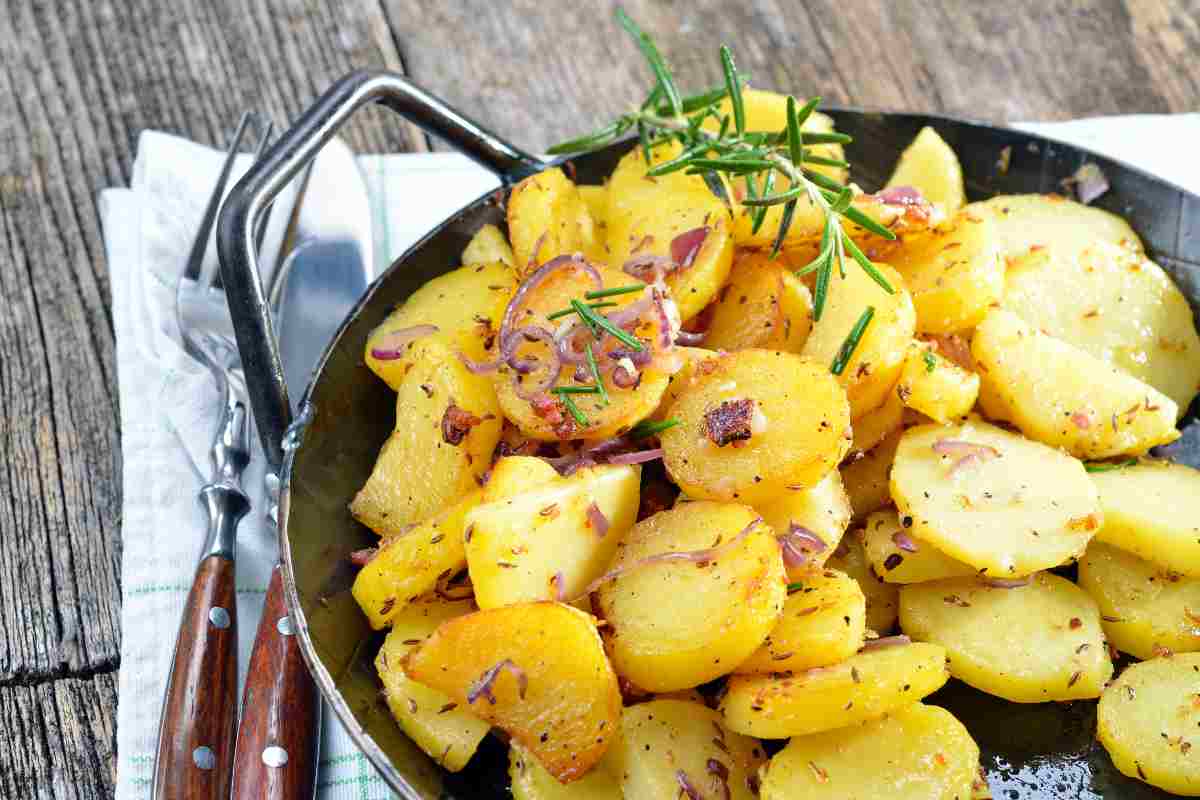 Il contorno con le patate tutto in padella: niente frittura, oggi le facciamo ‘alla poverella’