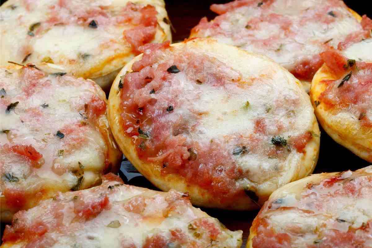 Super pizzette facili, impasti tutto in 10 minuti e cuoci: sono stra golose! Vedrai che merenda