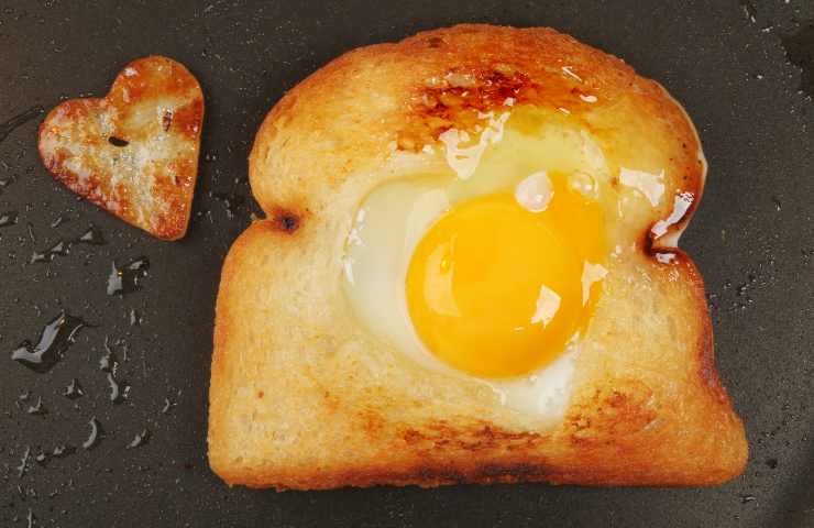 come preparare il pane fritto con l'uovo nascosto in modo facile e veloce