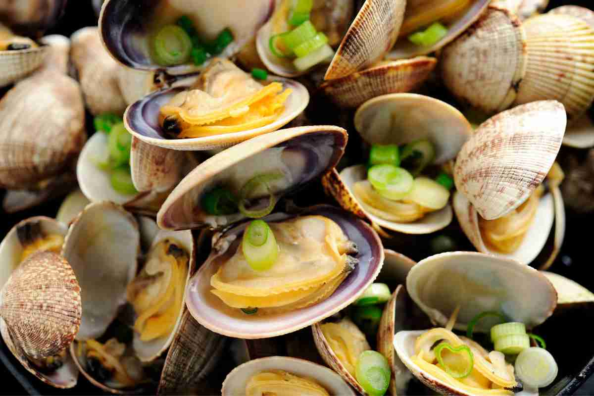 Come togliere la sabbia dalle vongole