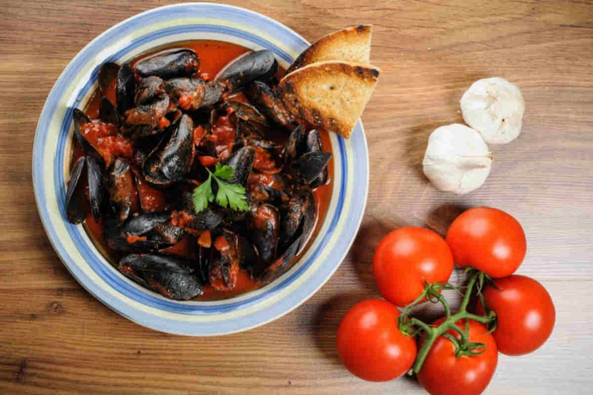 Cozze al sugo, la ricetta economica e veloce per un piatto di mare dal ...