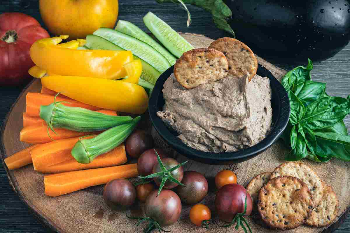 Hummus sì, ma non di ceci: questa variante profumata e gustosa renderà i tuoi crostini favolosi