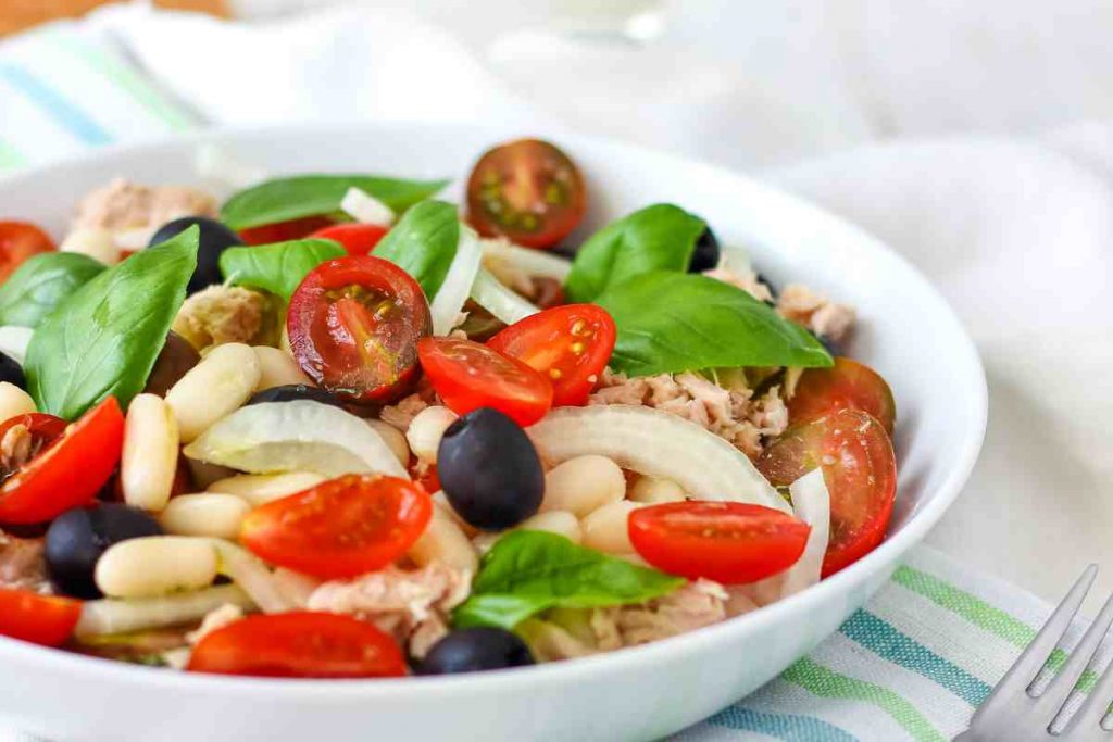 Insalata di pomodori con tonno e fagioli tra le migliori insalate con i cannellini